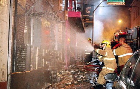 巴西夜總會火災現場一片狼藉 死者親屬痛不欲生