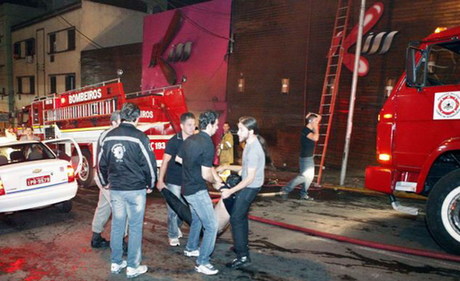 巴西夜總會火災現場一片狼藉 死者親屬痛不欲生