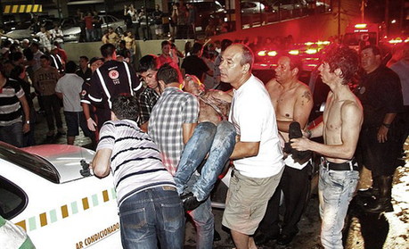 巴西夜總會火災(zāi)現(xiàn)場一片狼藉 死者親屬痛不欲生