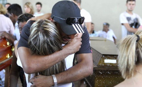 巴西夜總會火災(zāi)現(xiàn)場一片狼藉 死者親屬痛不欲生