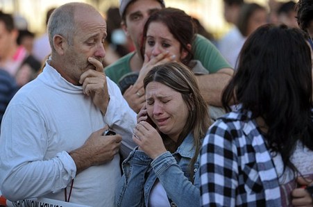 巴西夜總會火災現場一片狼藉 死者親屬痛不欲生