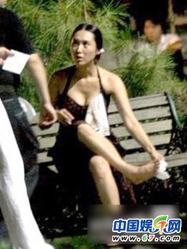 朱茵當(dāng)眾摳腳范冰冰挖鼻孔 盤點(diǎn)中外明星不雅抓拍