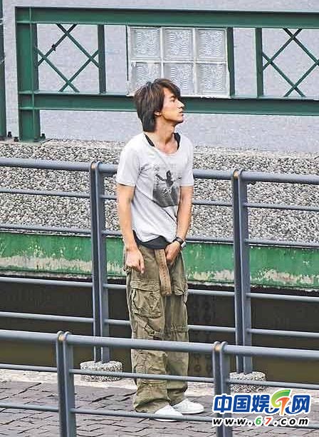 朱茵當眾摳腳范冰冰挖鼻孔 盤點中外明星不雅抓拍