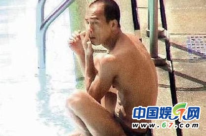 朱茵當眾摳腳范冰冰挖鼻孔 盤點中外明星不雅抓拍