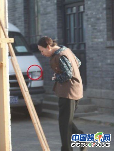 朱茵當眾摳腳范冰冰挖鼻孔 盤點中外明星不雅抓拍