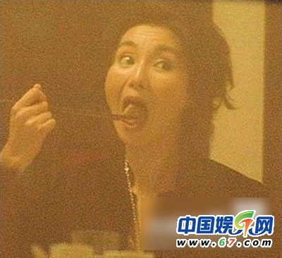 朱茵當眾摳腳范冰冰挖鼻孔 盤點中外明星不雅抓拍