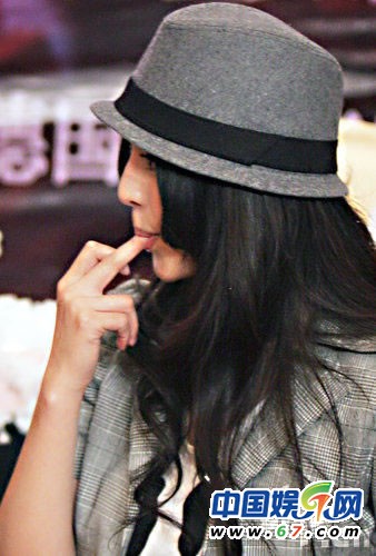 朱茵當眾摳腳范冰冰挖鼻孔 盤點中外明星不雅抓拍