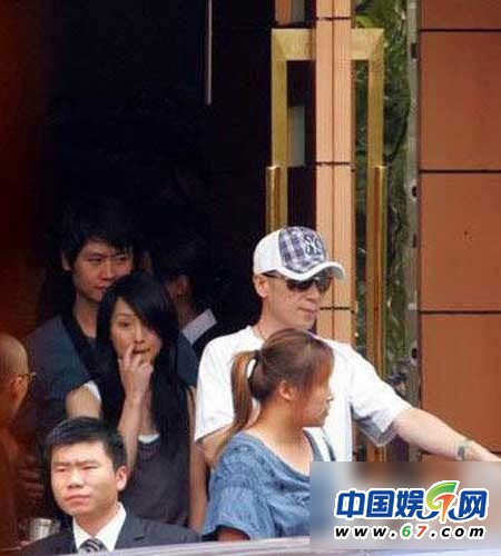 朱茵當眾摳腳范冰冰挖鼻孔 盤點中外明星不雅抓拍