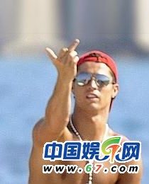 朱茵當(dāng)眾摳腳范冰冰挖鼻孔 盤(pán)點(diǎn)中外明星不雅抓拍