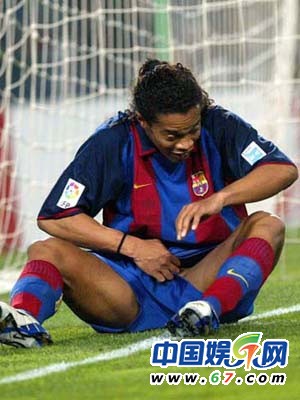 朱茵當眾摳腳范冰冰挖鼻孔 盤點中外明星不雅抓拍