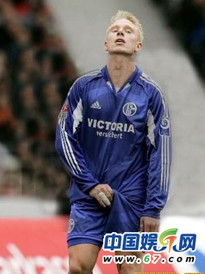 朱茵當眾摳腳范冰冰挖鼻孔 盤點中外明星不雅抓拍