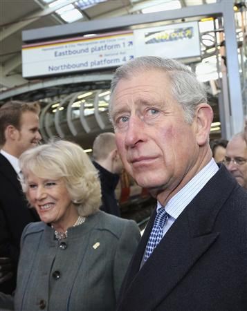 查爾斯夫婦現身倫敦地鐵 慶祝開通150周年