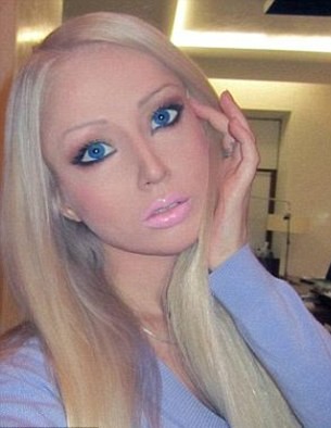 真人版“芭比娃娃和男友肯”初次會面 互相攻訐