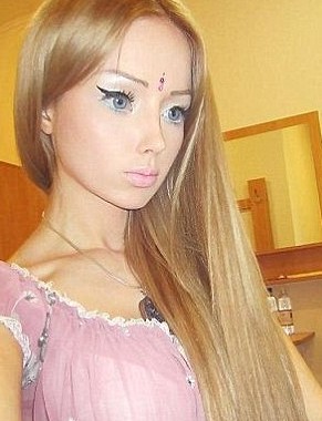 真人版“芭比娃娃和男友肯”初次會面 互相攻訐