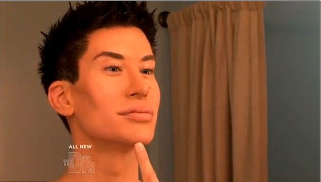 真人版“芭比娃娃和男友肯”初次會(huì)面 互相攻訐