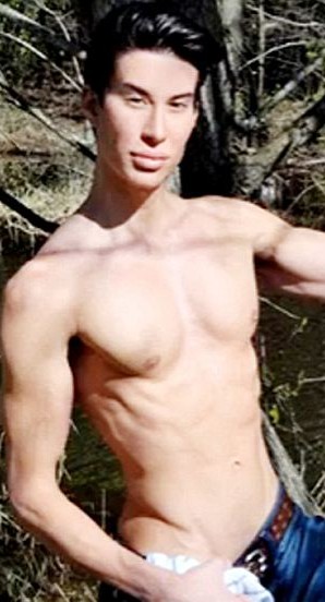 真人版“芭比娃娃和男友肯”初次會面 互相攻訐