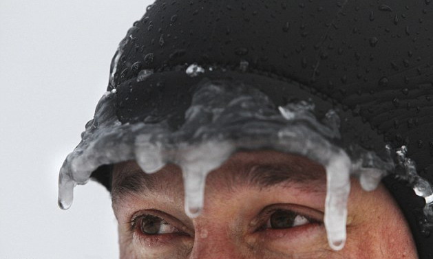 史上最酷零下26度沖浪 胡須結冰柱面色卻紅潤