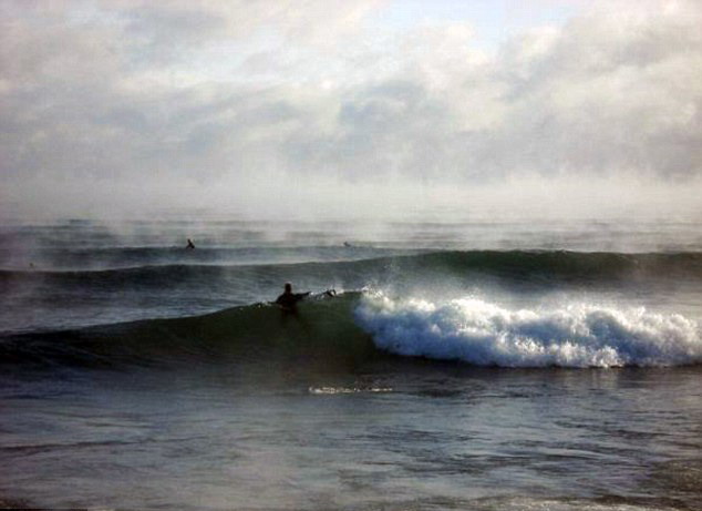 史上最酷零下26度沖浪 胡須結(jié)冰柱面色卻紅潤(rùn)