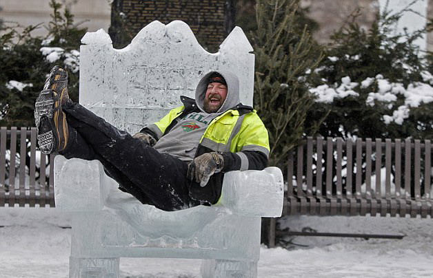 史上最酷零下26度沖浪 胡須結(jié)冰柱面色卻紅潤