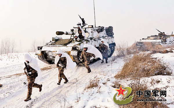 沈陽軍區某炮兵團冒嚴寒進行實彈射擊訓練