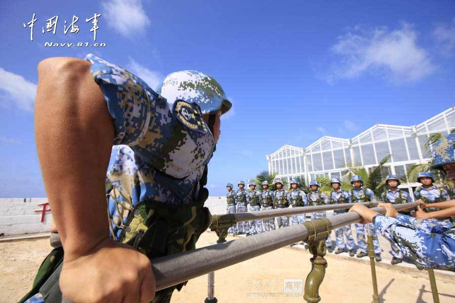 高清：駐永暑礁部隊用重機槍艦炮對海攻擊演練