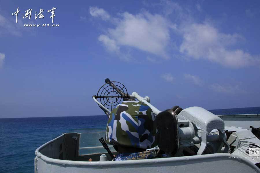 高清：駐永暑礁部隊(duì)用重機(jī)槍艦炮對(duì)海攻擊演練