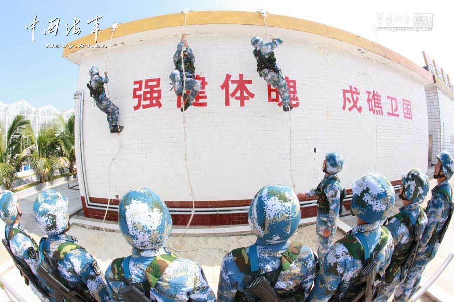 高清：駐永暑礁部隊用重機槍艦炮對海攻擊演練