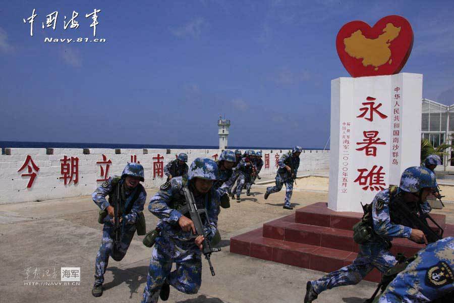 高清：駐永暑礁部隊(duì)用重機(jī)槍艦炮對(duì)海攻擊演練