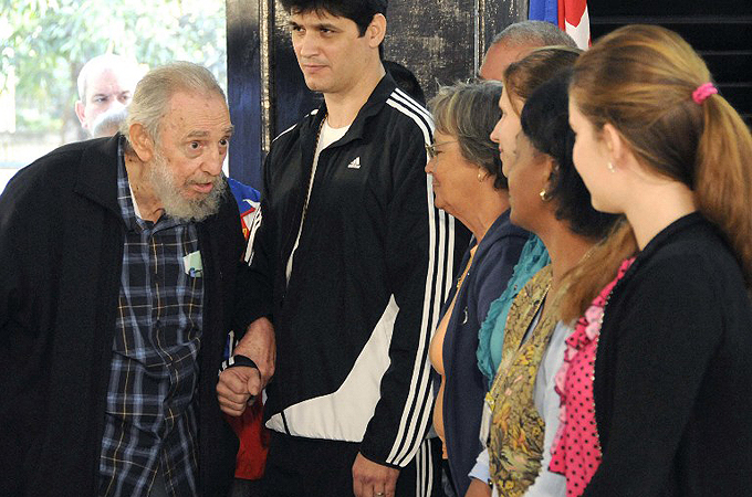 菲德爾•卡斯特羅罕見現身參與投票 贊古巴選舉制度最優越