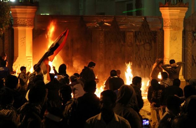 突尼斯反對派領袖葬禮引騷亂 埃及示威者沖擊總統府
