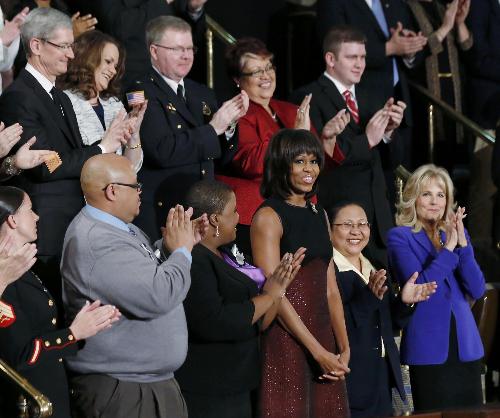 米歇爾驚艷亮相國(guó)情咨文演講會(huì)場(chǎng) 奧巴馬飛吻妻子