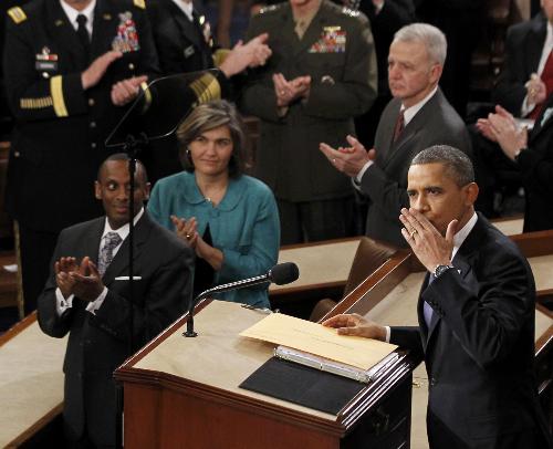 米歇爾驚艷亮相國(guó)情咨文演講會(huì)場(chǎng) 奧巴馬飛吻妻子