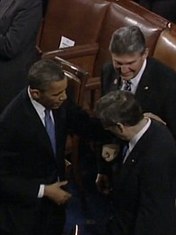 奧巴馬與共和黨勵志議員碰拳致意 廣受好評走紅網絡