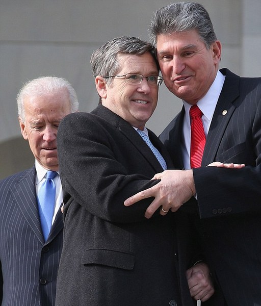 奧巴馬與共和黨勵志議員碰拳致意 廣受好評走紅網絡