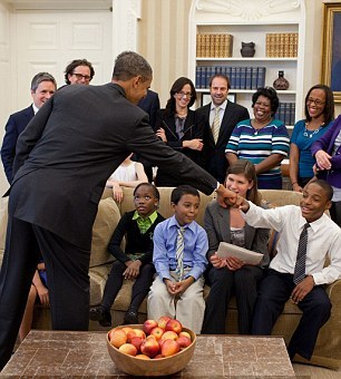 奧巴馬與共和黨勵志議員碰拳致意 廣受好評走紅網絡