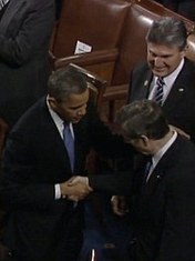 奧巴馬與共和黨勵志議員碰拳致意 廣受好評走紅網絡