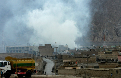 Smoke rises from the site of a bomb blast in a market in Quetta, Pakistan on Saturday, Feb. 16, 2013. Senior police officer Wazir Khan Nasir said the bomb went off in a Shiite Muslim-dominated residential suburb of the city of Quetta. Residents rushed the victims to three different hospitals.(AP Photo/Arshad Butt) 巴基斯坦爆炸案死亡人數升至81人 多因傷重去世