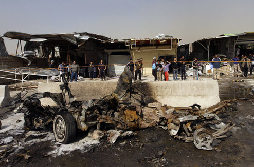 Iraqis inspect the scene of a car bomb attack in the Ameen neighborhood of eastern Baghdad, Iraq, Sunday, Feb. 17, 2013. A series of car bombs exploded within minutes of each other as Iraqis were out shopping in and around Baghdad on Sunday, killing and wounding scores of people, police said. (AP Photo/ Khalid Mohammed) 巴格達什葉派聚居區連環爆炸37人死亡 百余人受傷