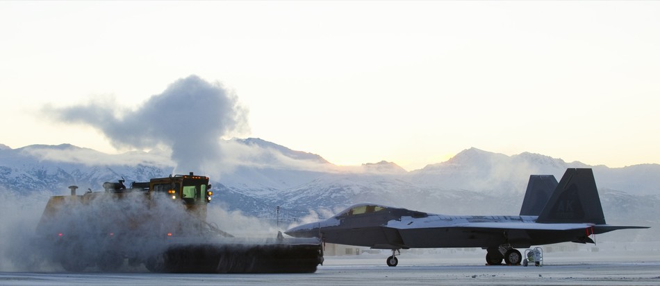 美軍最昂貴隱形戰機大雪天屋外挨凍
