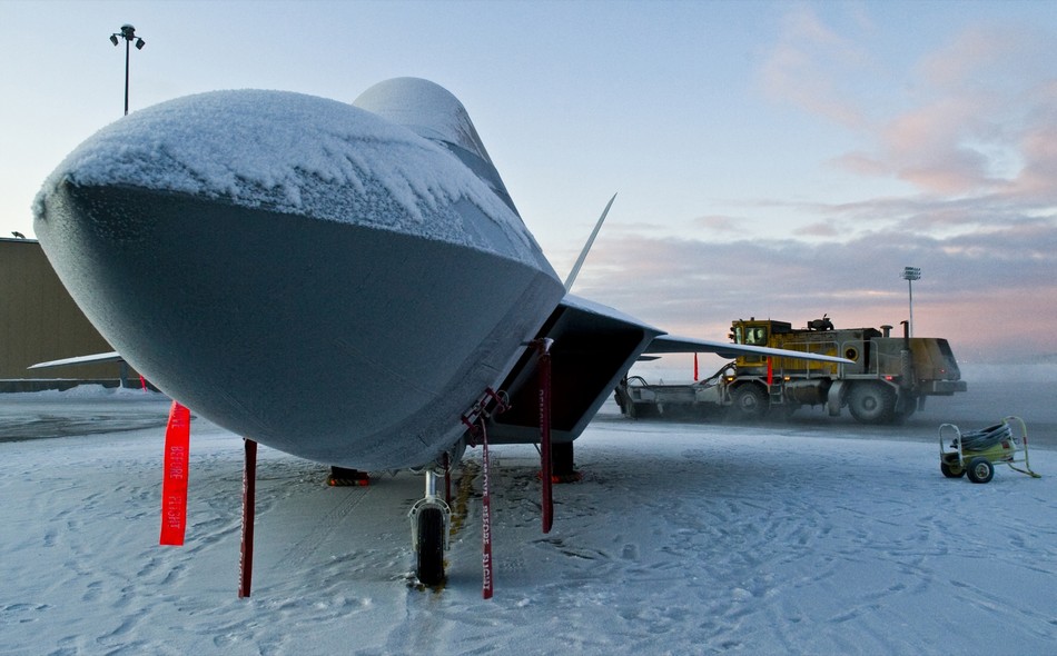 美軍最昂貴隱形戰機大雪天屋外挨凍