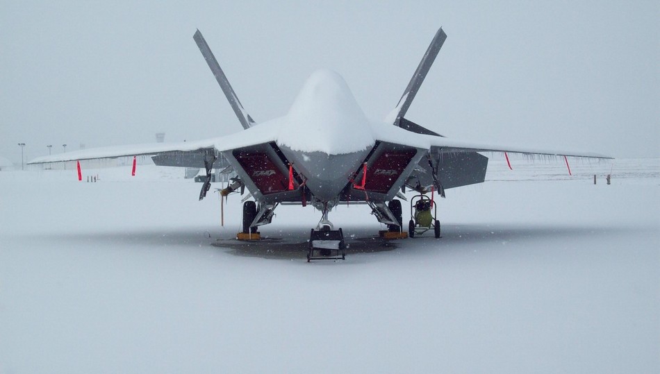 美軍最昂貴隱形戰機大雪天屋外挨凍