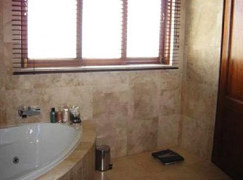 現場照片顯示“刀鋒戰士”女友或被反鎖浴室隔門槍殺