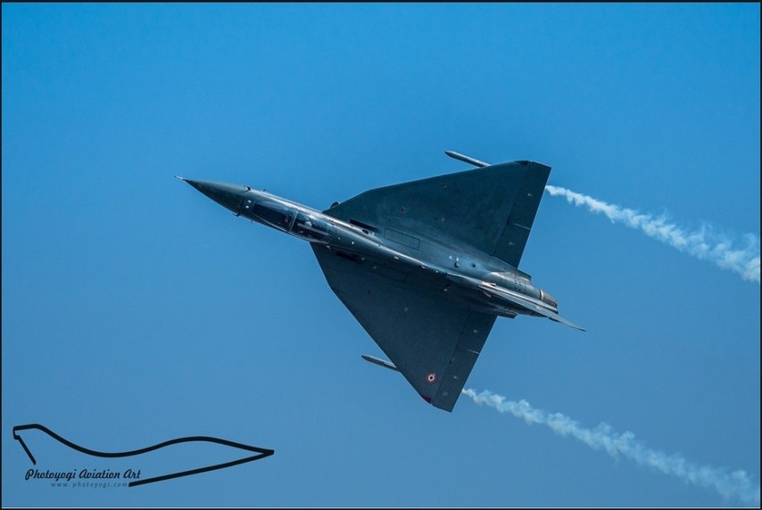 高清：印度國產LCA輕型戰機賣力表演展示機動性能