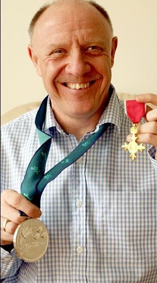 仿生眼助英殘奧會主席重獲光明 植入芯片僅3毫米