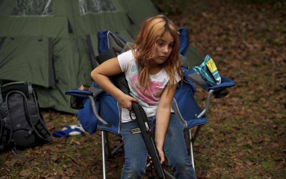 美訓練營教你應對世界末日 兒童學用突擊步槍