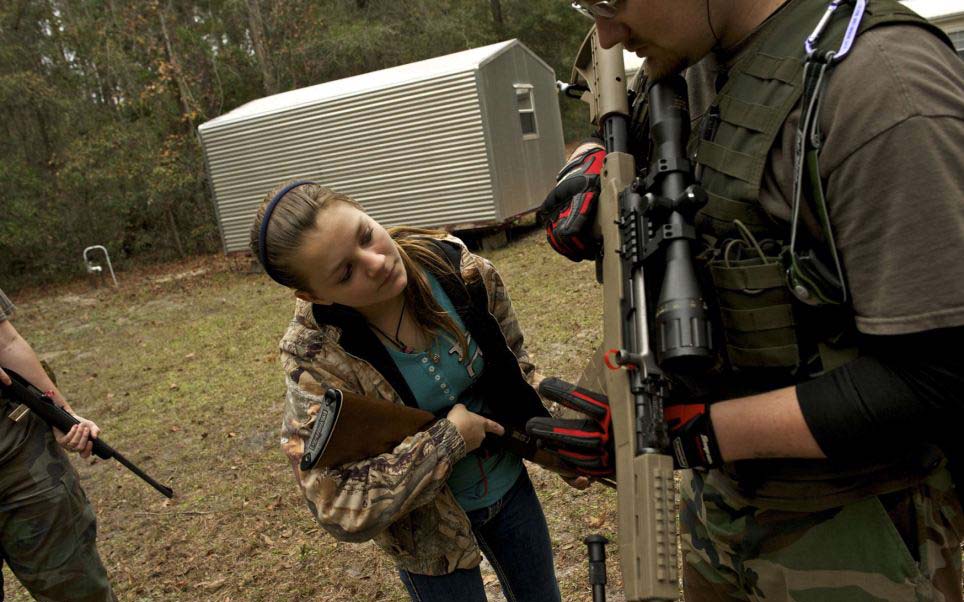 美訓(xùn)練營(yíng)教你應(yīng)對(duì)世界末日 兒童學(xué)用突擊步槍