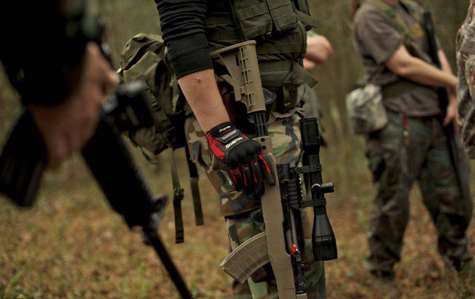 美訓練營教你應對世界末日 兒童學用突擊步槍