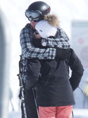 哈里王子與女友復(fù)合出席皇室派對(duì) 滑雪場(chǎng)熊抱秀恩愛