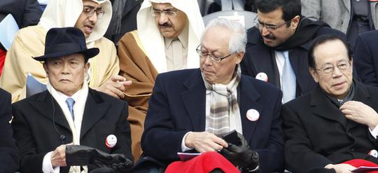 麻生太郎風(fēng)衣禮帽裝出席樸槿惠就職禮 被調(diào)侃像黑幫