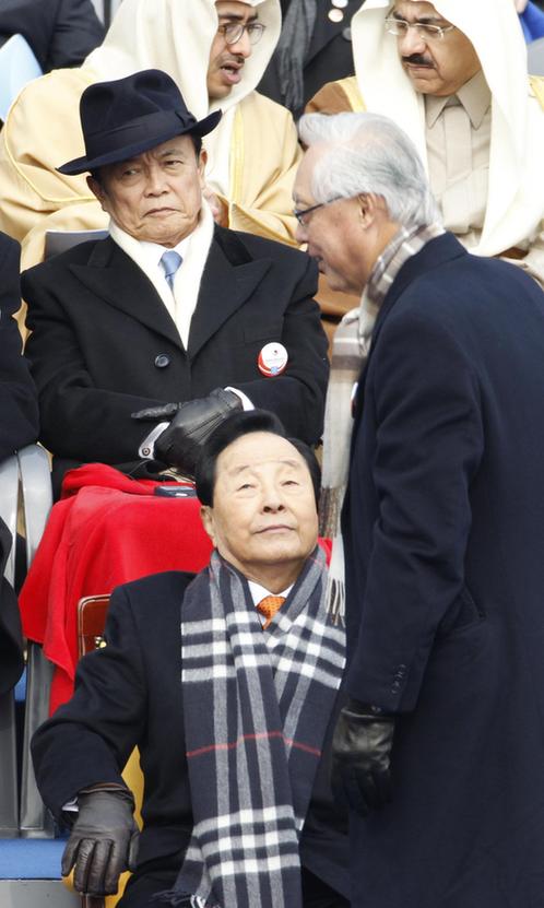 麻生太郎風衣禮帽裝出席樸槿惠就職禮 被調侃像黑幫